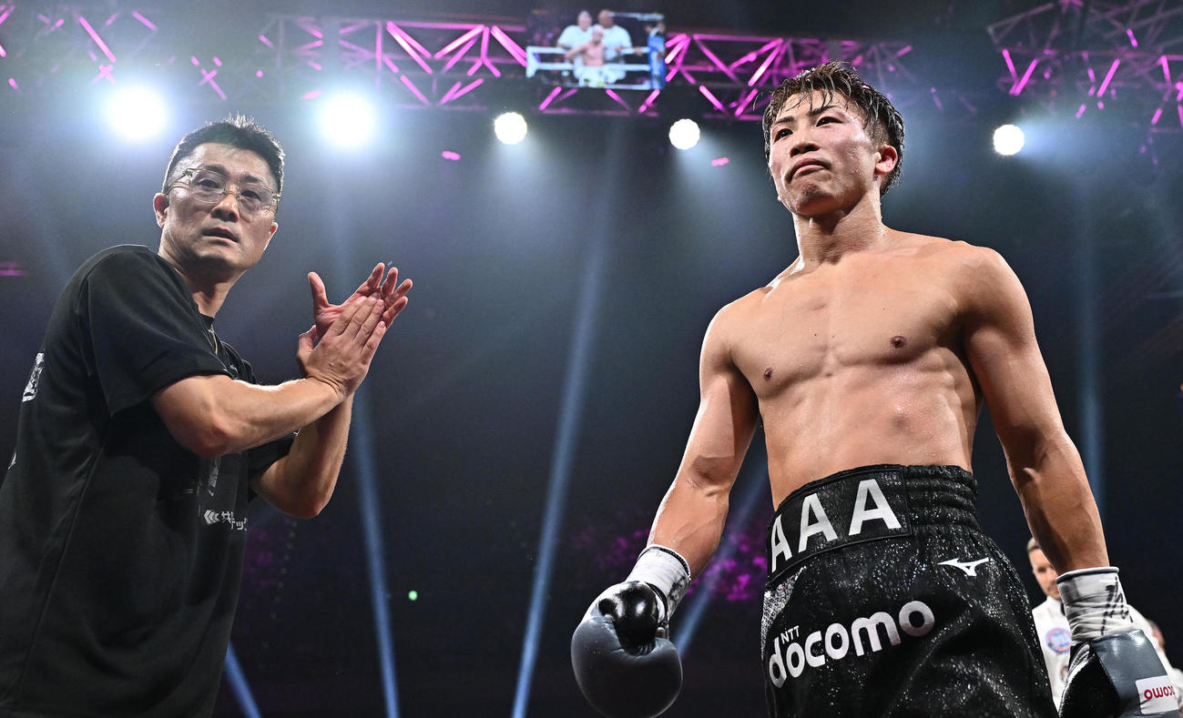 世界スーパーバンタム級4団体統一世界王者防衛戦、井上尚弥対TJ・ドヘニー　7回途中にドヘニーにTKO勝ちの井上（右）はなんともいえない表情。左は父真吾トレーナー（撮影・滝沢徹郎）