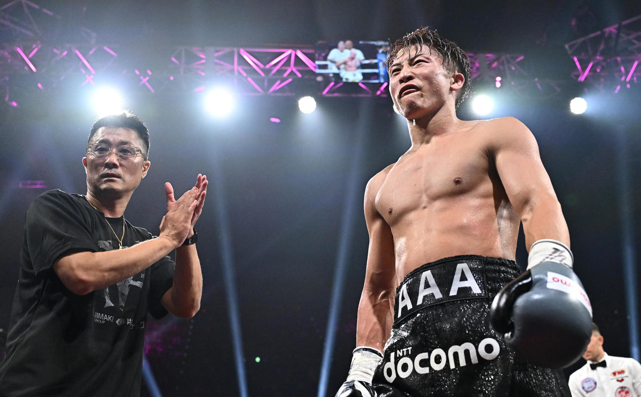 世界スーパーバンタム級4団体統一世界王者防衛戦、井上尚弥対TJ・ドヘニー　7回途中にドヘニーにTKO勝ちの井上（右）はなんともいえない表情。左は父真吾トレーナー（撮影・滝沢徹郎）