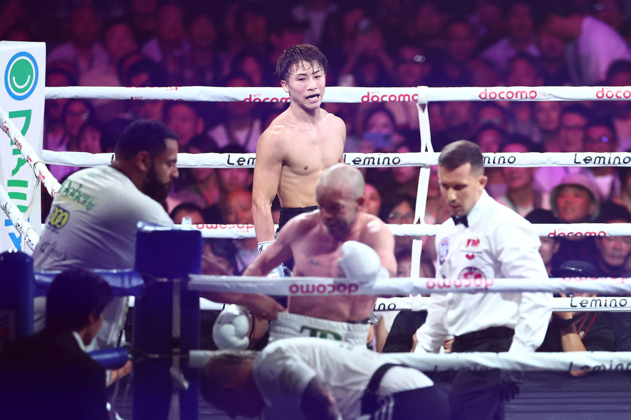 井上尚弥対TJ・ドへニー　7回、TJ・ドへニー（手前）にTKO勝利する井上尚（撮影・河田真司）