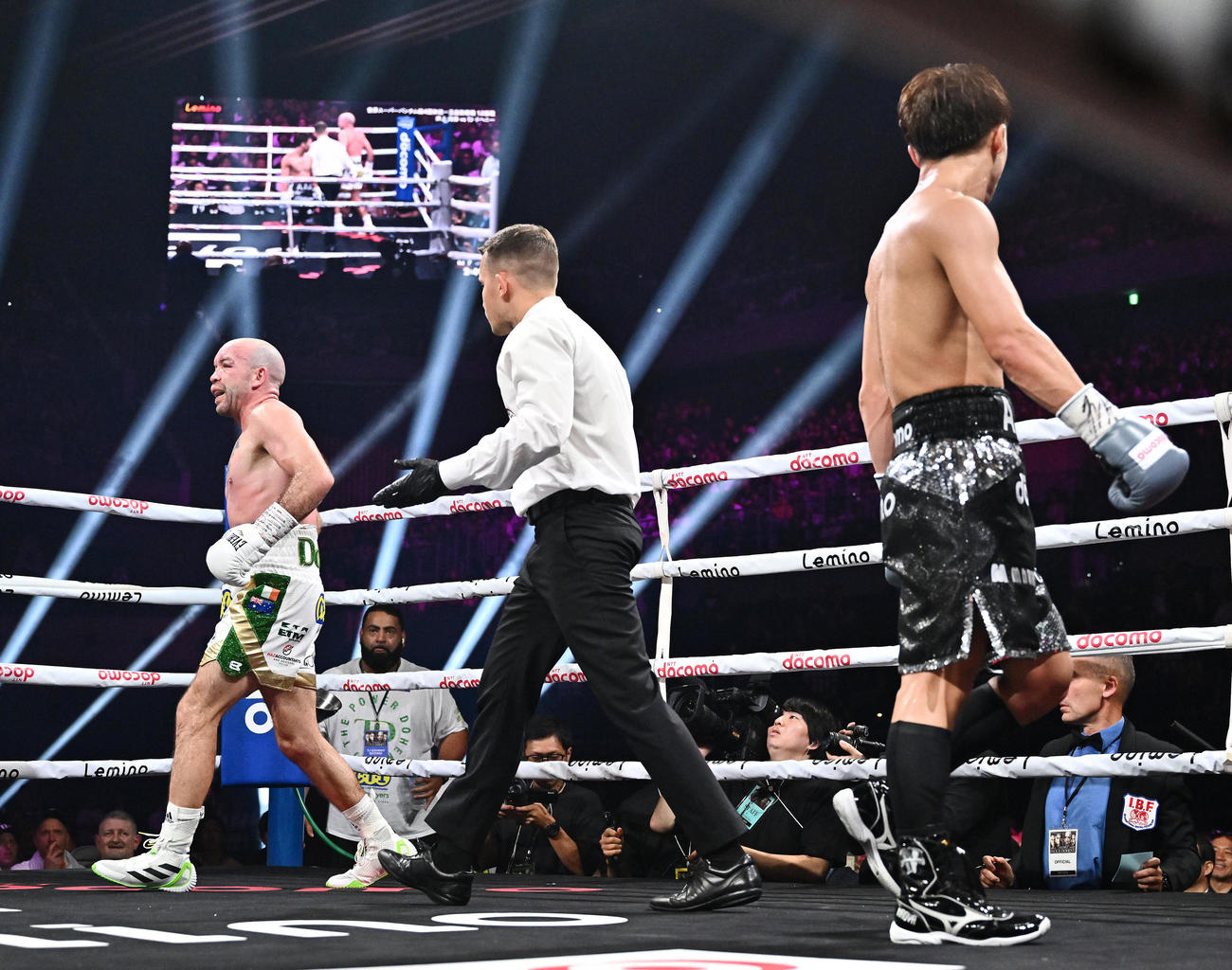 世界スーパーバンタム級4団体統一世界王者防衛戦、井上尚弥対TJ・ドヘニー　7回途中にドヘニー（左）が動きを止め試合を棄権する（撮影・滝沢徹郎）