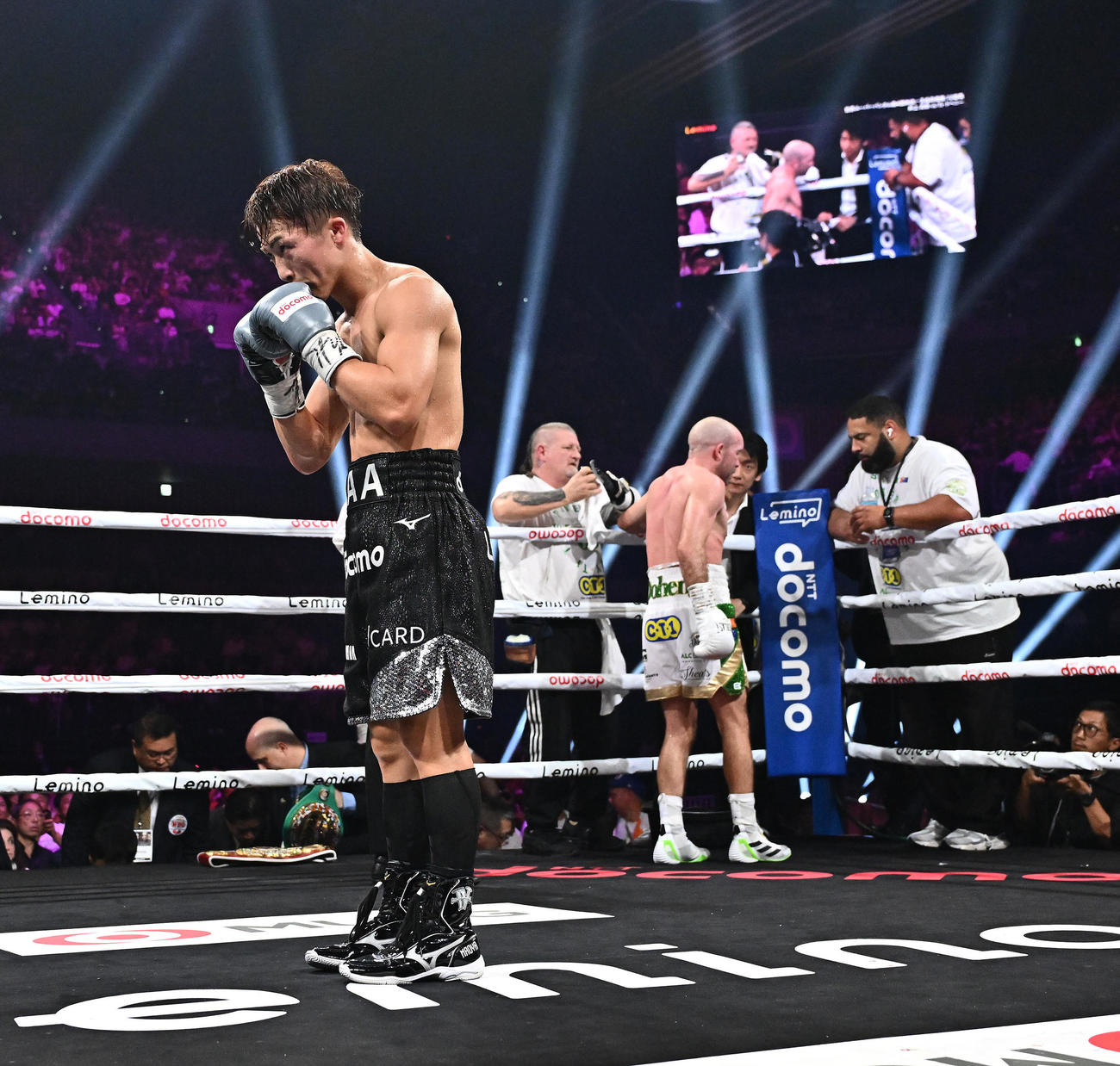 世界スーパーバンタム級4団体統一世界王者防衛戦、井上尚弥対TJ・ドヘニー　7回途中にドヘニー（後方）にTKO勝ちの井上はリング中央で観客にあいさつ（撮影・滝沢徹郎）