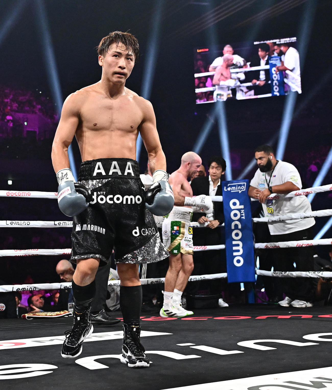 世界スーパーバンタム級4団体統一世界王者防衛戦、井上尚弥対TJ・ドヘニー　7回途中にドヘニー（後方）にTKO勝ちの井上はリング中央で不可思議な表情を浮かべる（撮影・滝沢徹郎）