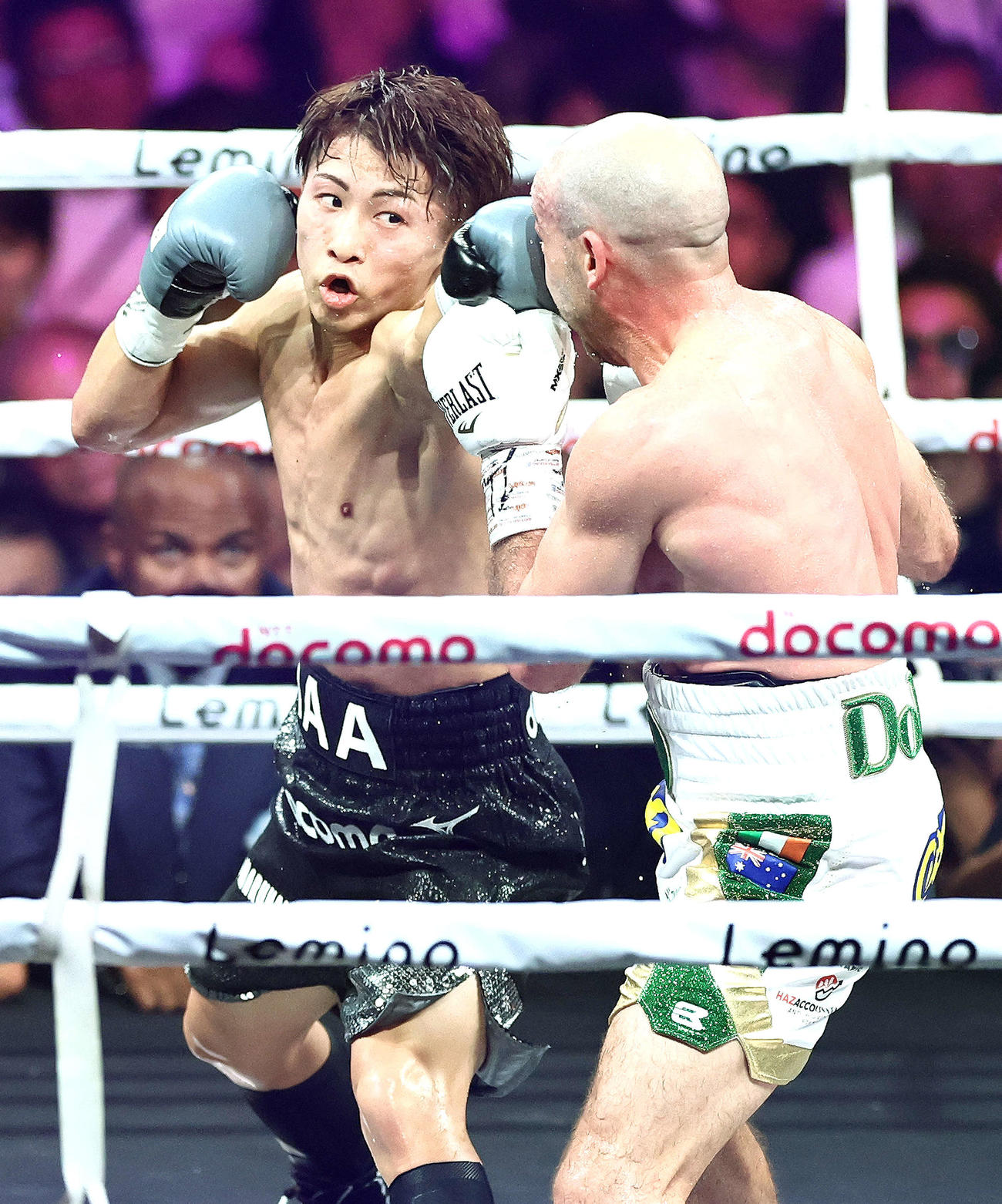 井上尚弥対TJ・ドへニー　4回、TJ・ドへニー（右）を攻める井上尚（撮影・河田真司）