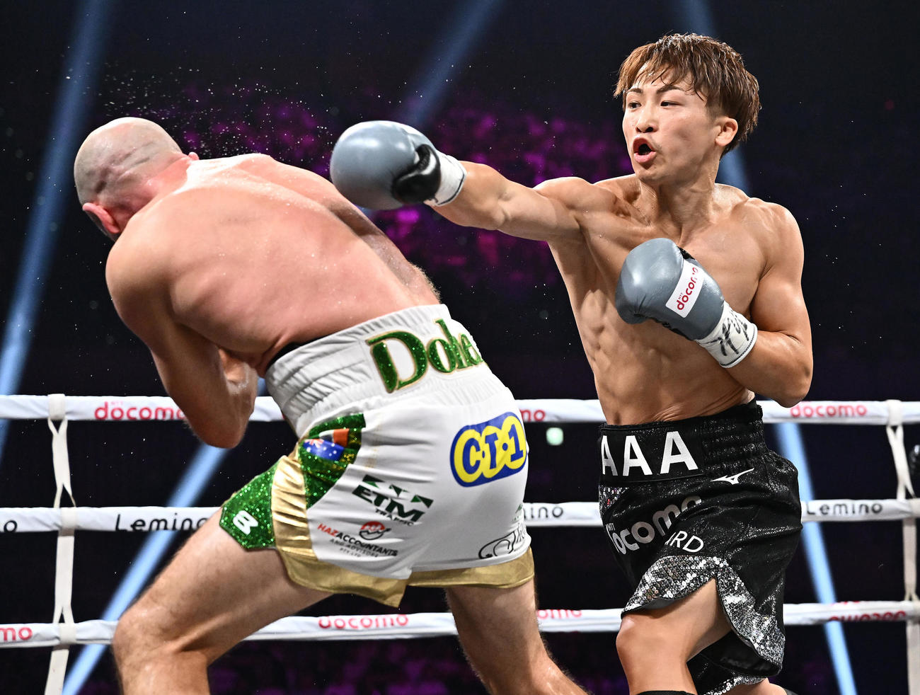 世界スーパーバンタム級4団体統一世界王者防衛戦、井上尚弥対TJ・ドヘニー　2回、ドヘニー（左）を攻める井上（撮影・滝沢徹郎）