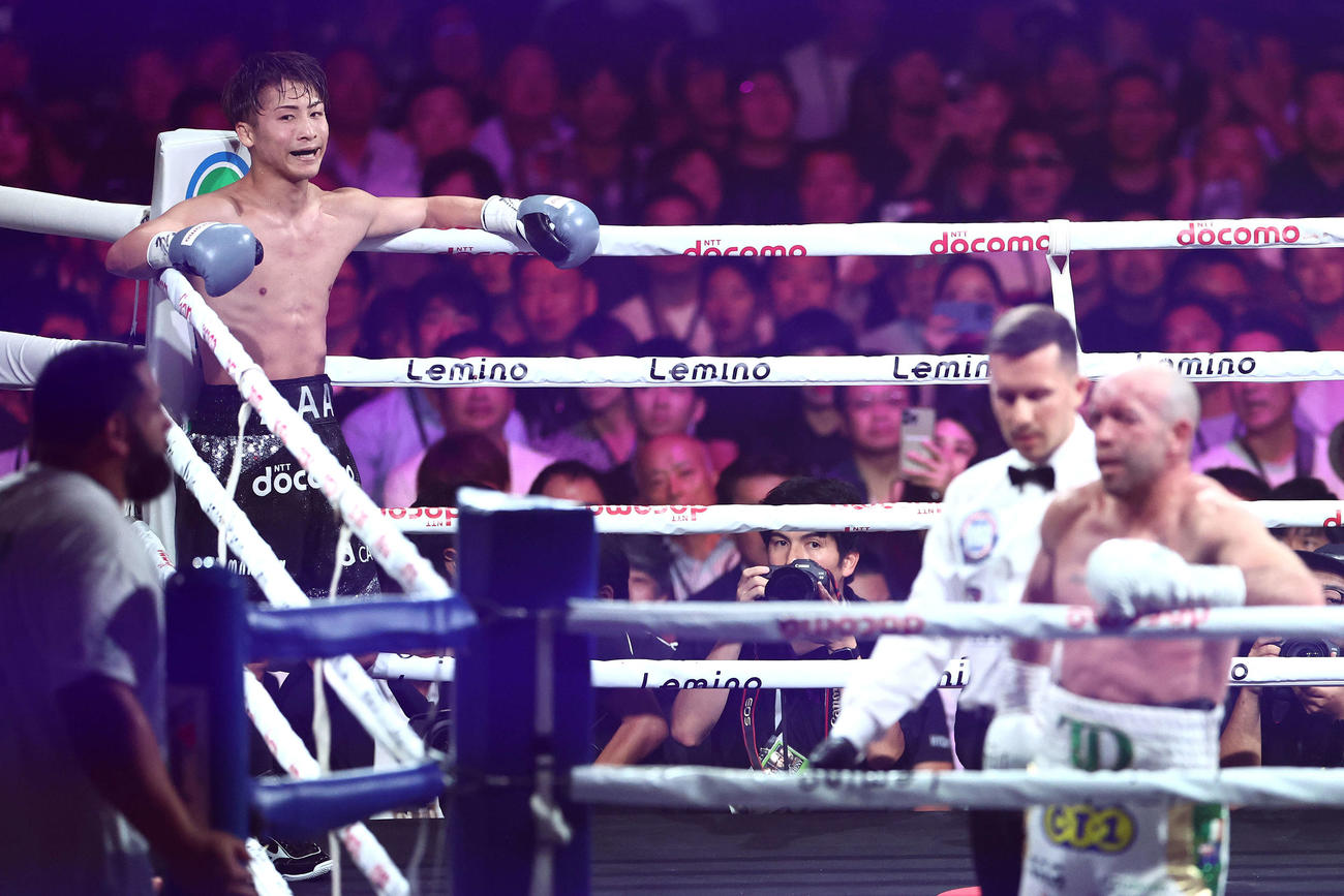 井上尚弥対TJ・ドへニー　7回、TJ・ドへニー（手前）にTKO勝利する井上尚（撮影・河田真司）