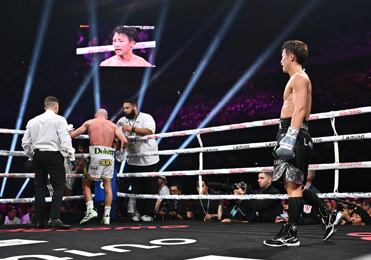 世界スーパーバンタム級4団体統一世界王者防衛戦、井上尚弥対TJ・ドヘニー　7回途中にドヘニー（左）にTKO勝ちの井上は苦笑いを浮かべる（撮影・滝沢徹郎）