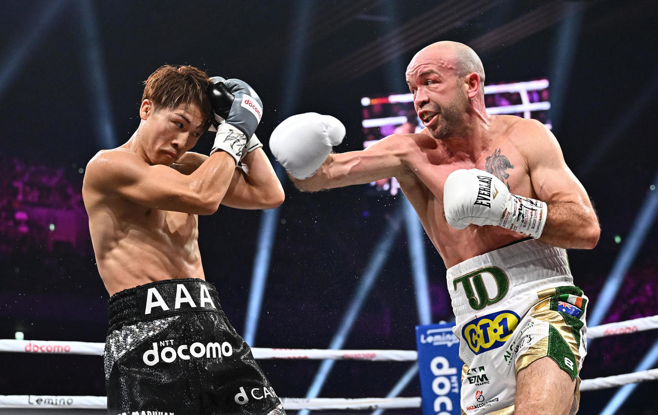 世界スーパーバンタム級4団体統一世界王者防衛戦、井上尚弥対TJ・ドヘニー　3回、ドヘニー（右）のパンチをかわす井上（撮影・滝沢徹郎）