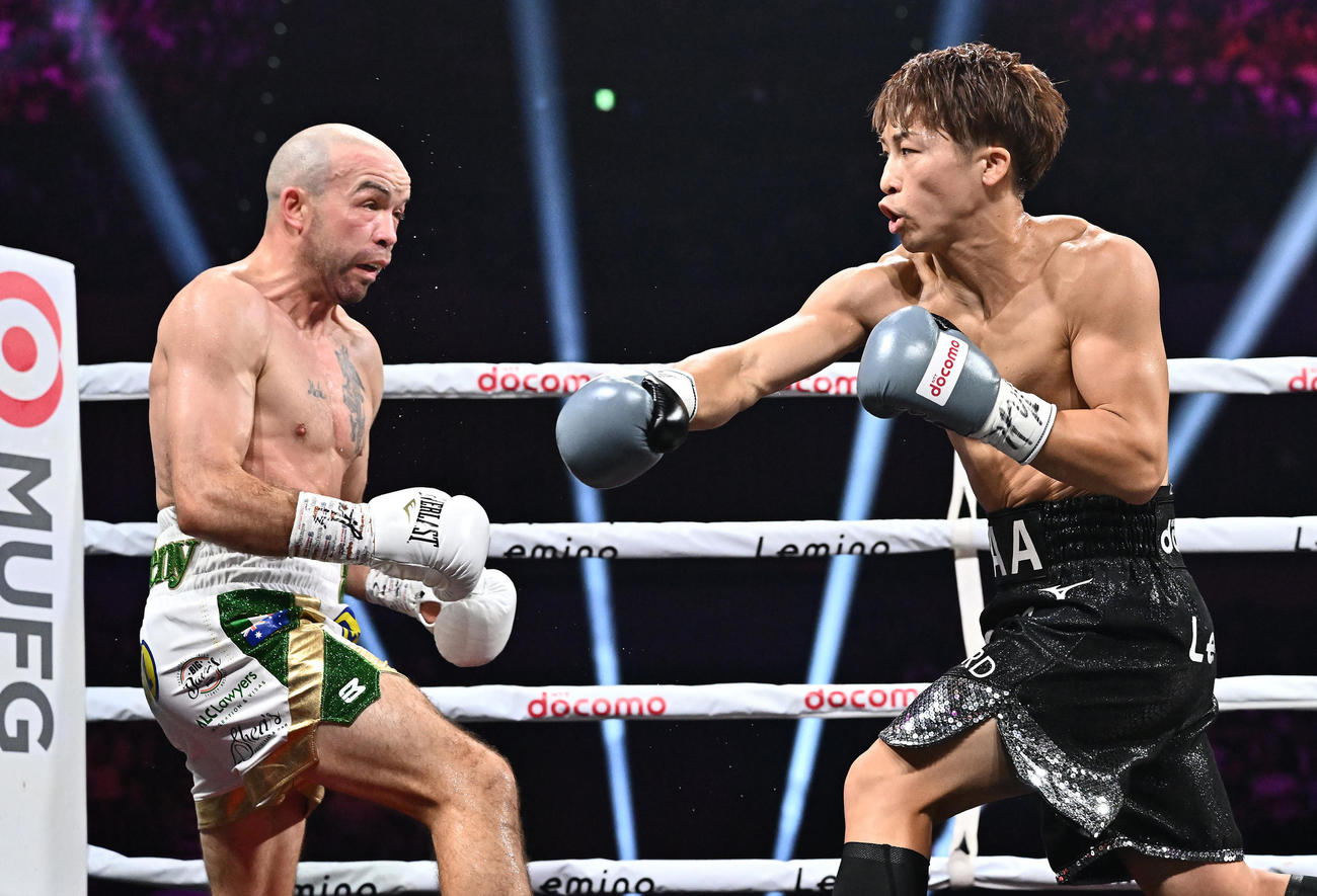 世界スーパーバンタム級4団体統一世界王者防衛戦、井上尚弥対TJ・ドヘニー　2回、打ち合うドヘニー（左）と井上（撮影・滝沢徹郎）