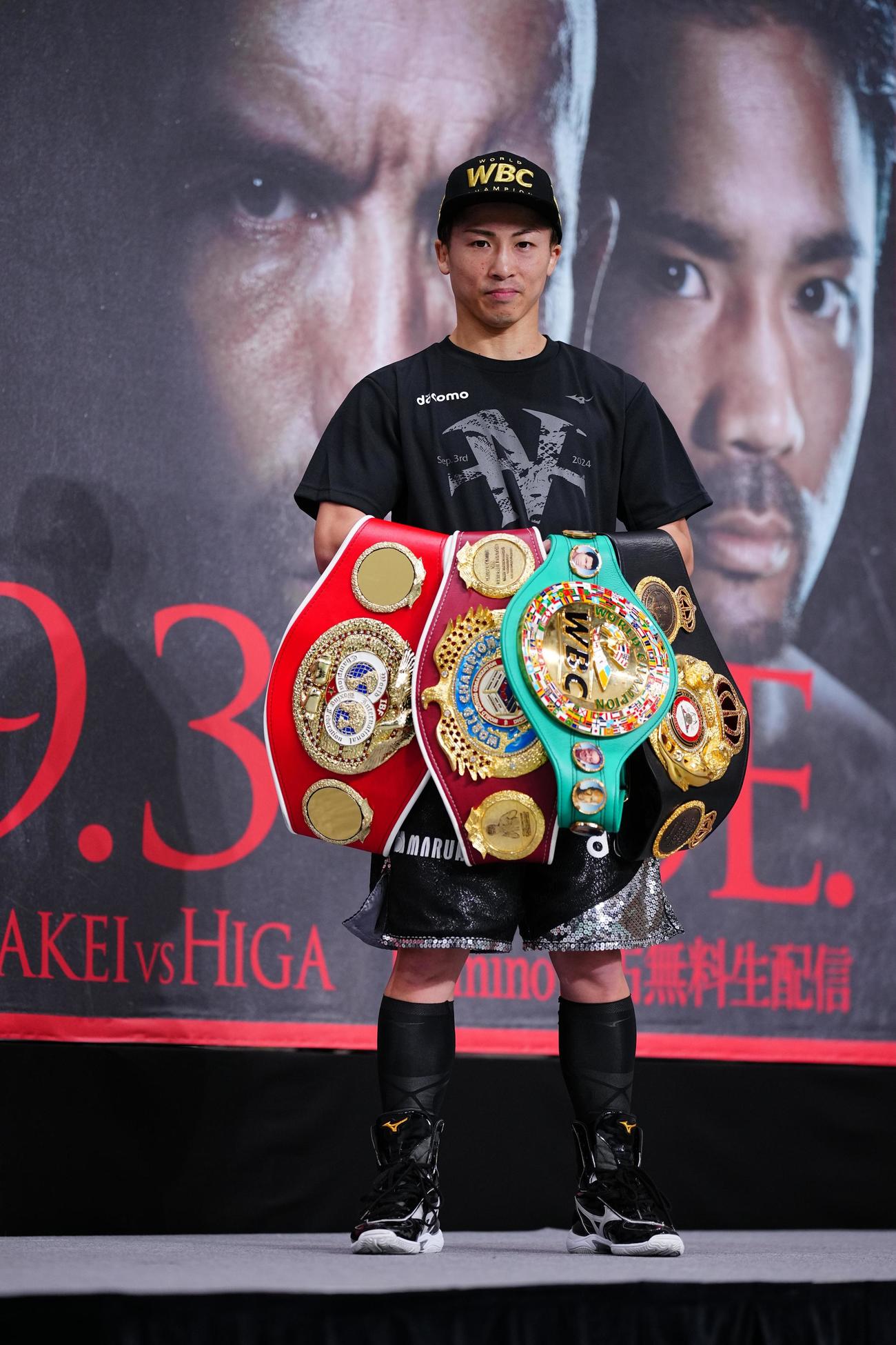 試合後の写真に納まる井上（撮影・垰建太）
