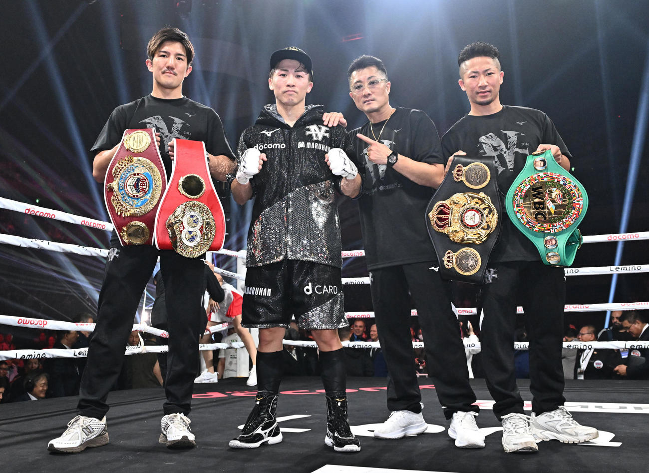井上尚弥対TJ・ドヘニー　防衛に成功し写真に納まる井上（左から2人目）。左からいとこの浩樹、1人おいて、父真吾トレーナー、弟の拓真（撮影・滝沢徹郎）
