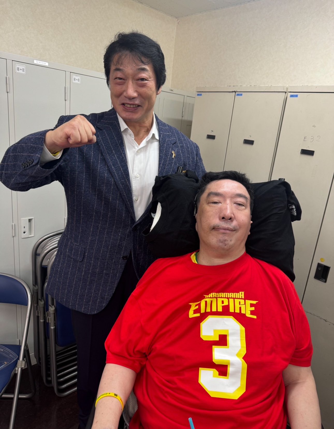 写真＜1＞控え室で高山選手と撮影（小橋建太さんのXから）
