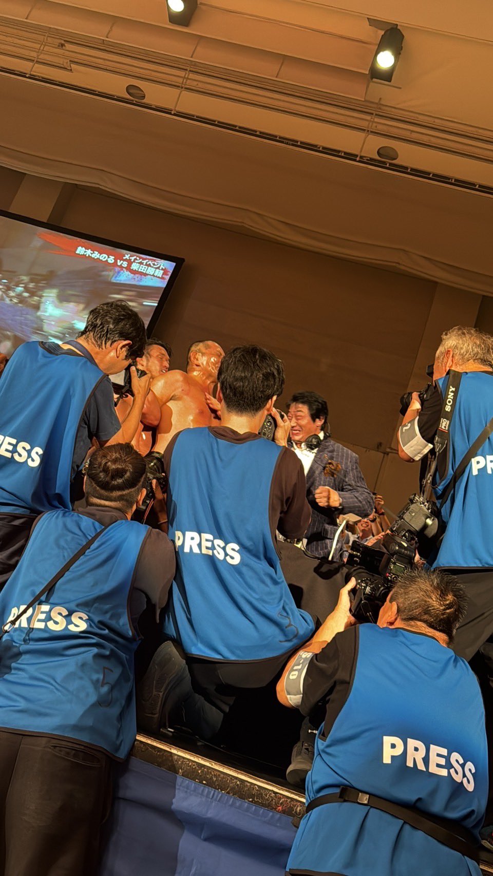 写真＜3＞今日も放送席に来た鈴木みのる（小橋建太さんのXから）