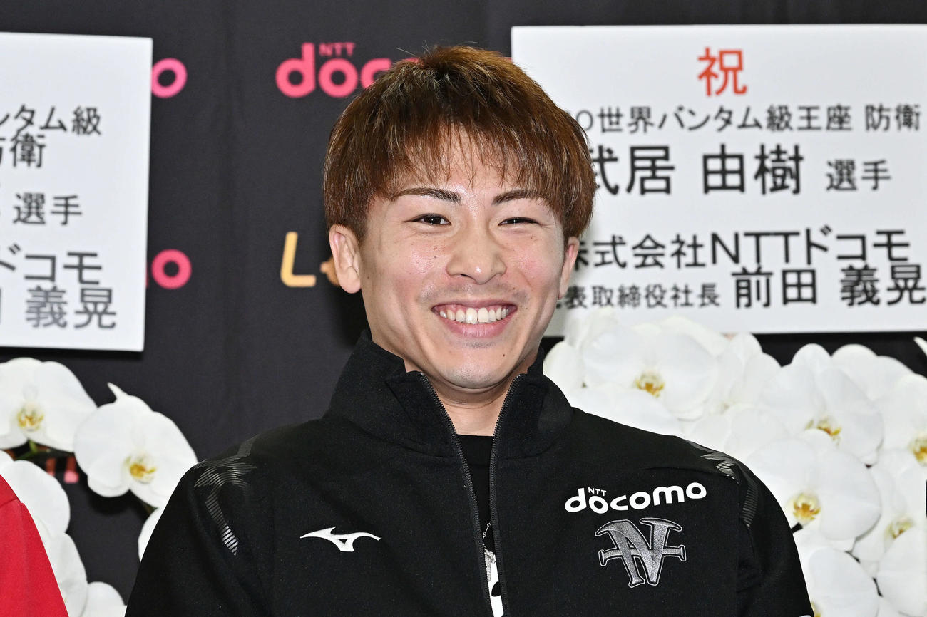 一夜明け会見で笑顔を見せる井上（撮影・滝沢徹郎）　