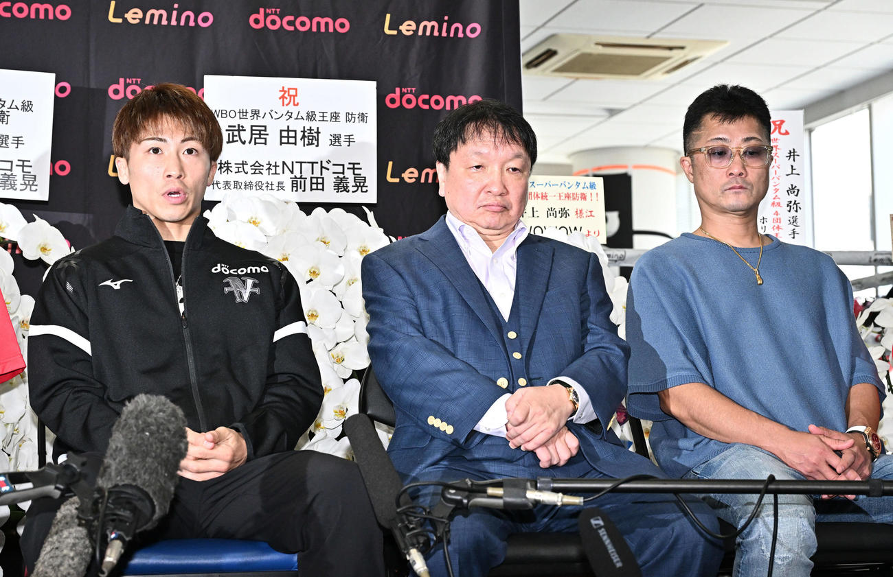 一夜明け会見する井上（左）。中央は大橋会長と真吾トレーナー（撮影・滝沢徹郎）　