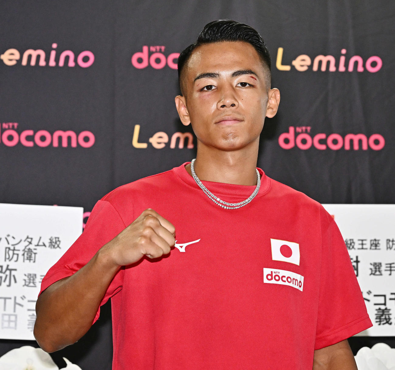 比嘉とのWBO世界バンタム級タイトルマッチから一夜明け、会見でポーズを決める武居（撮影・滝沢徹郎）　