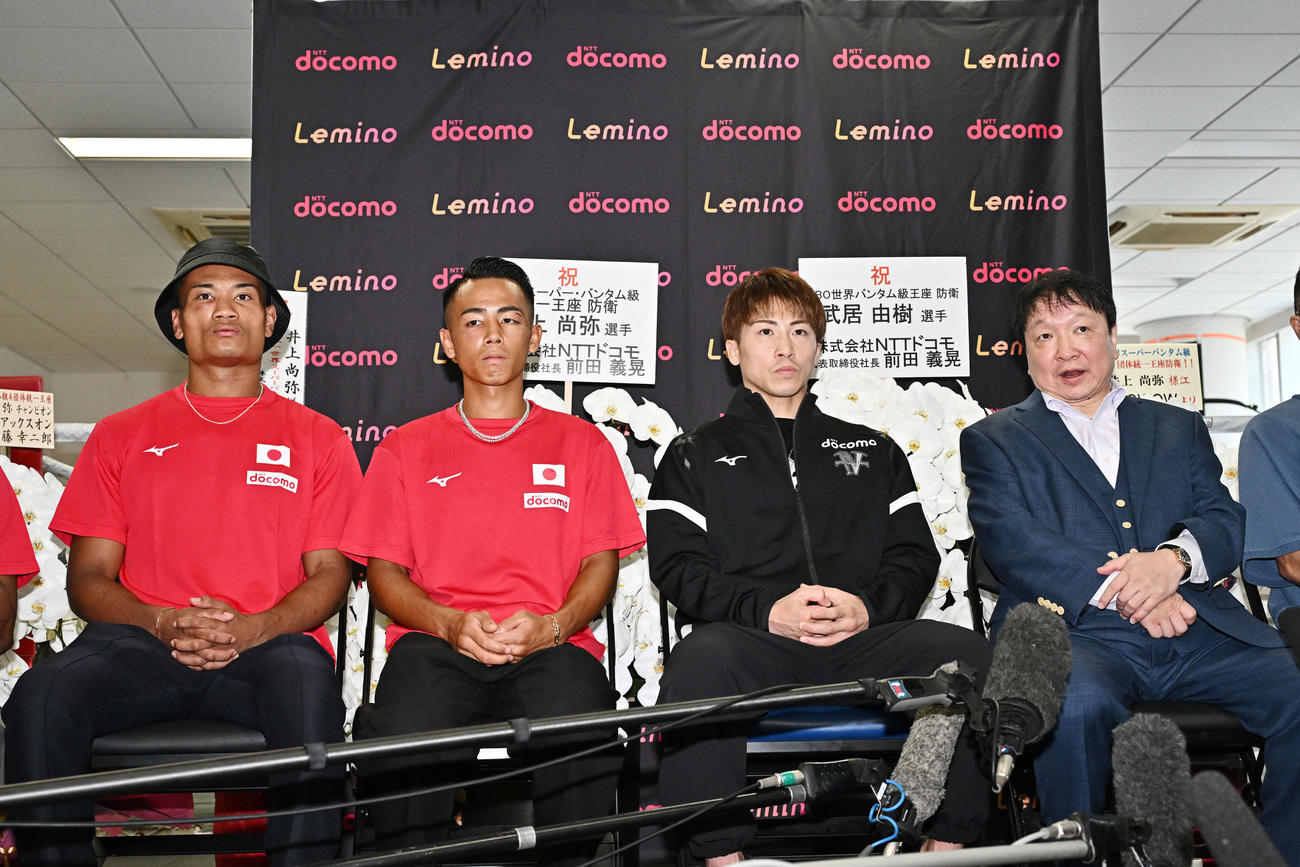 一夜明け会見する大橋会長（右）。左から平岡、武居、井上（撮影・滝沢徹郎）　