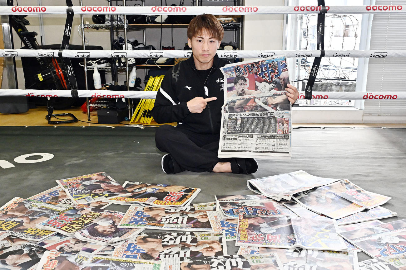 4団体統一スーパーバンタム級タイトルマッチを報じた日刊スポーツ東京版を手にする井上（撮影・滝沢徹郎）　