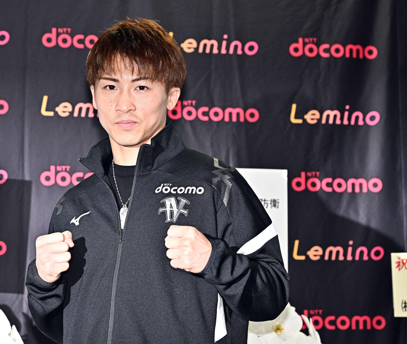ドヘニーとの4団体統一スーパーバンタム級タイトルマッチから一夜明け、会見でポーズを決める井上（撮影・滝沢徹郎）　