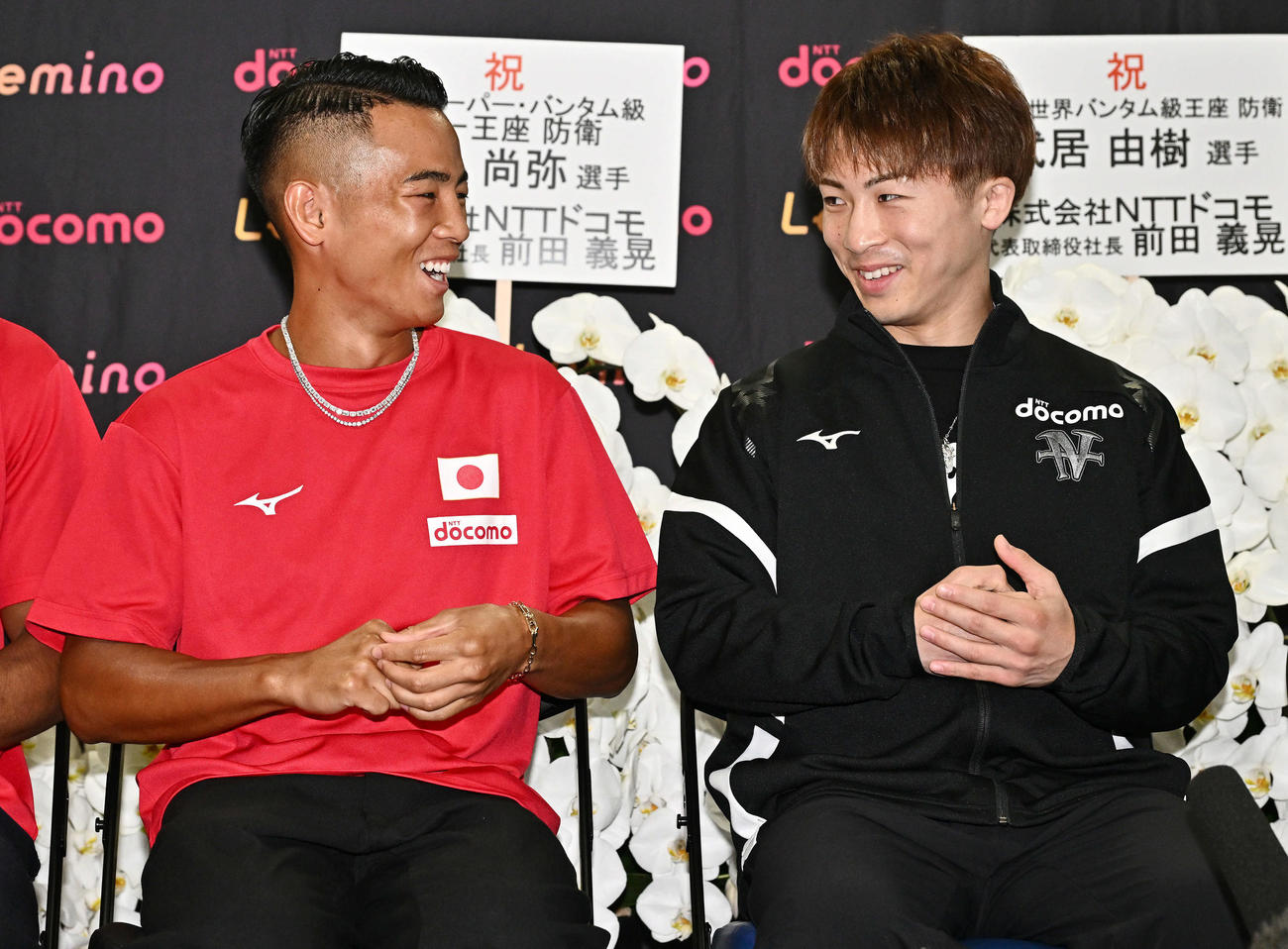一夜明け会見で笑顔を見せる武居（左）と井上（撮影・滝沢徹郎）　