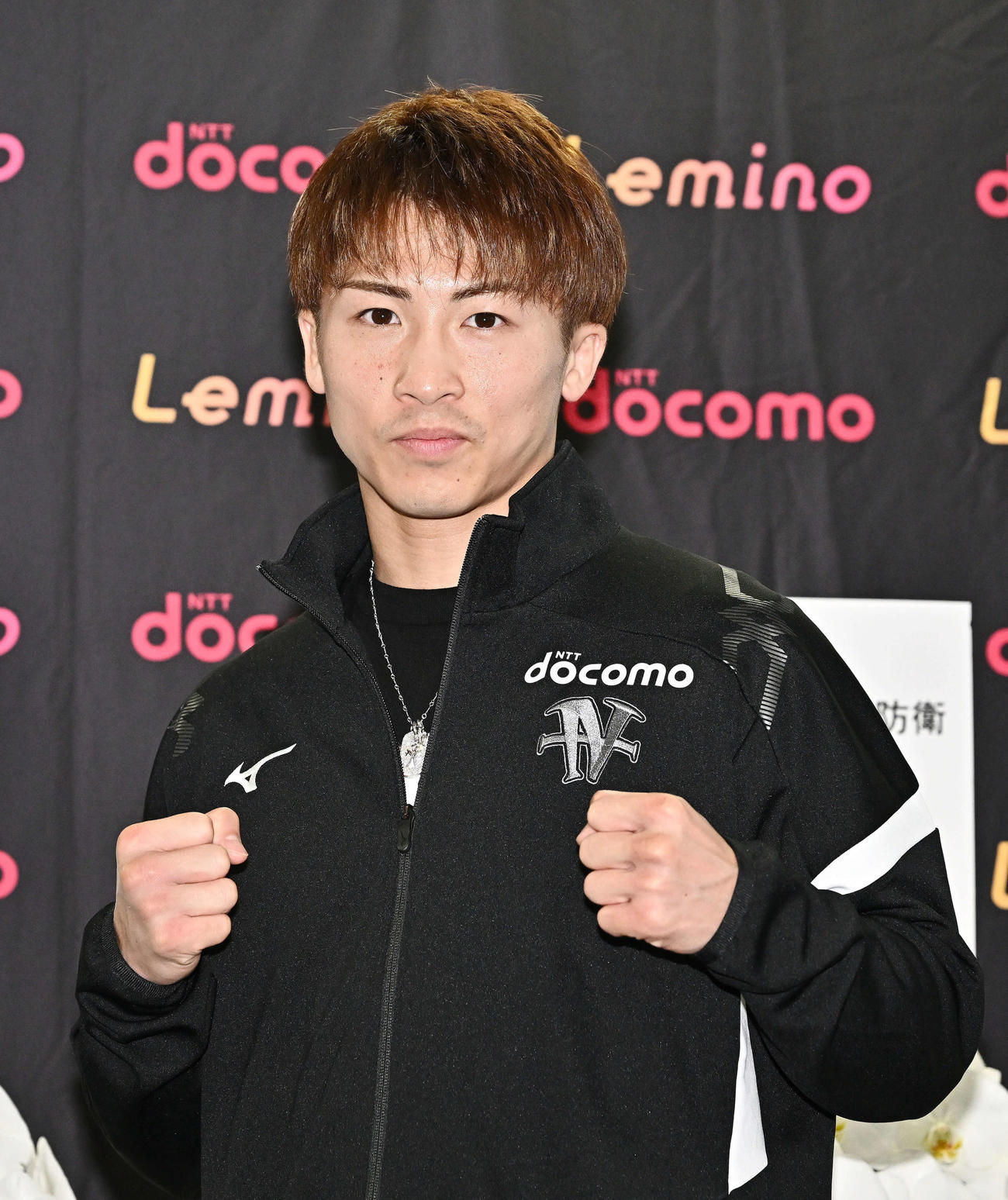ドヘニーとの4団体統一スーパーバンタム級タイトルマッチから一夜明け会見でポーズを決める井上（撮影・滝沢徹郎）　