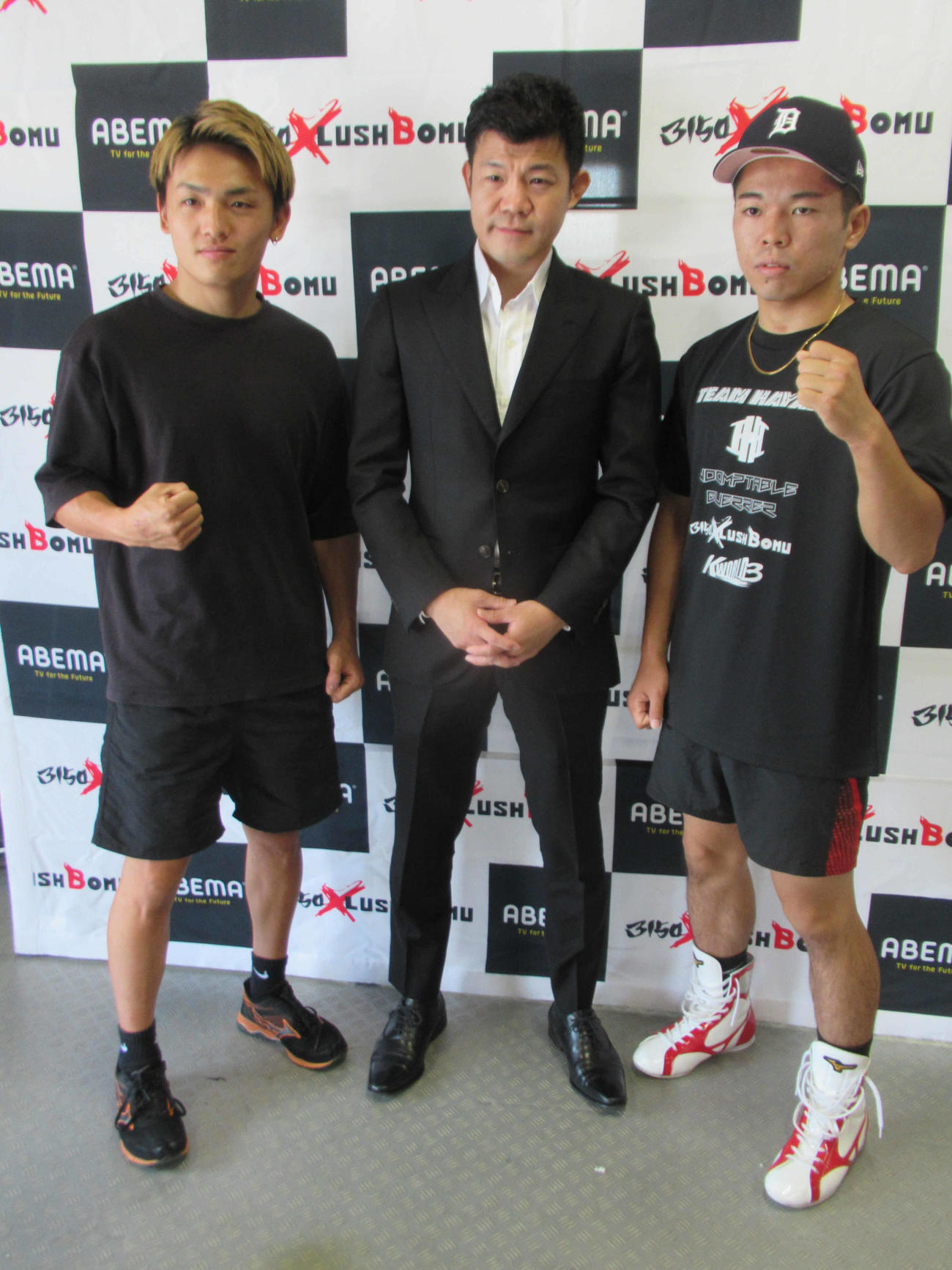 意気込む政所（左）と花田（右）。中央は亀田プロモーター（撮影・実藤健一）