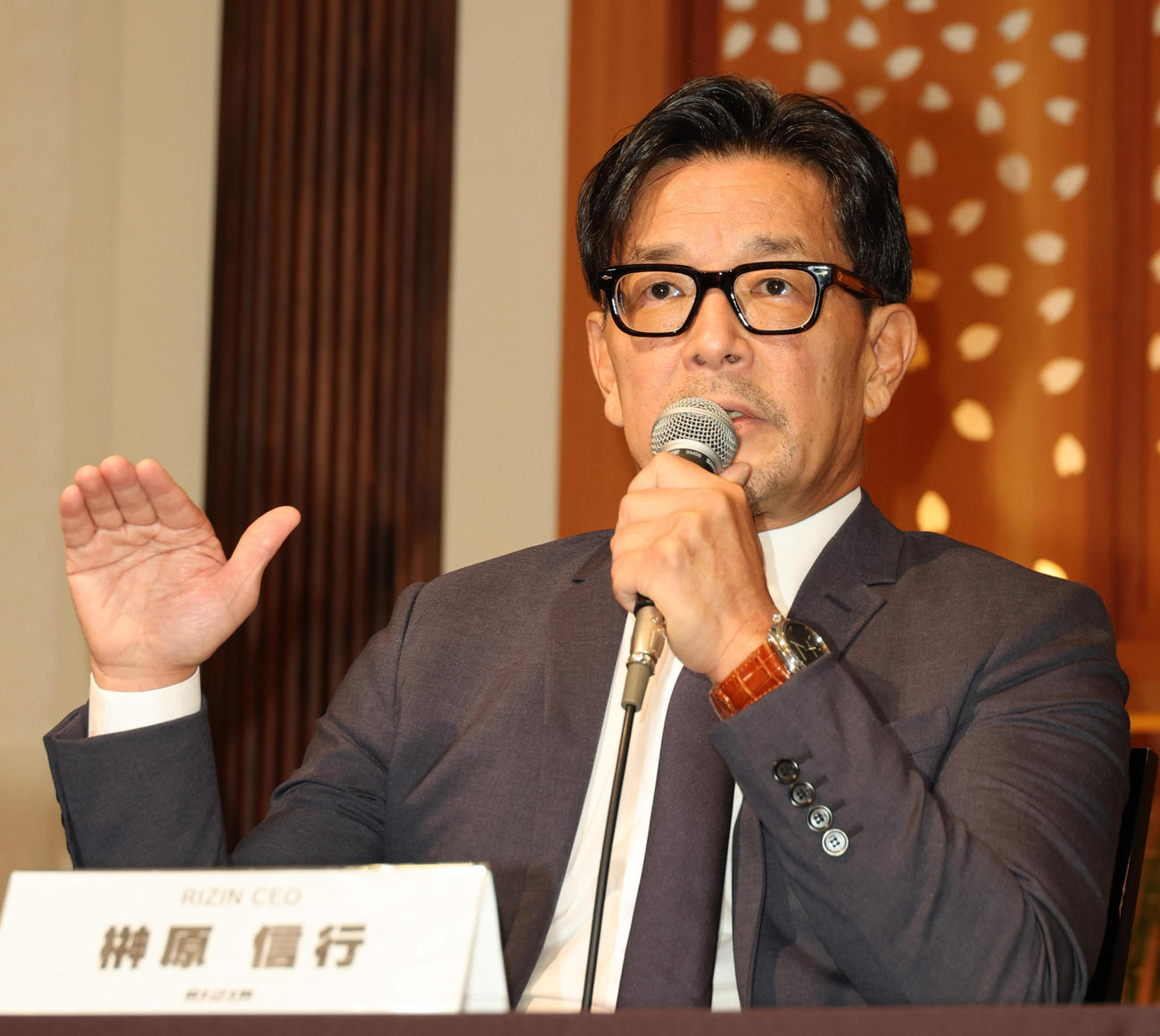 会見するRIZIN榊原信行CEO（撮影・中島郁夫）