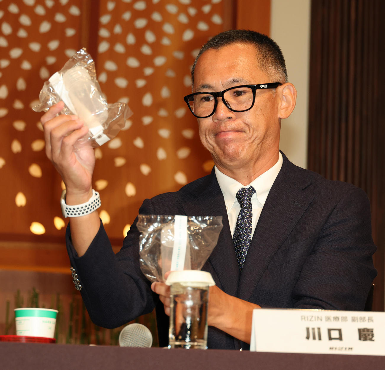 尿検査キットの説明をするRIZIN医療部川口慶副部長（撮影・中島郁夫）