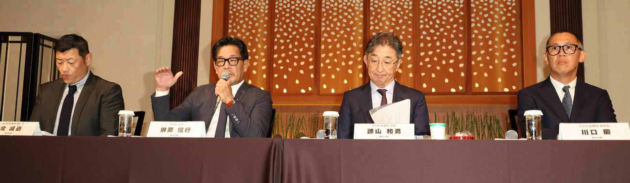 会見するRIZIN関係者。左から医療部金成道副部長、榊原信行CEO、医療部諫山和男部長、医療部川口慶副部長（撮影・中島郁夫）