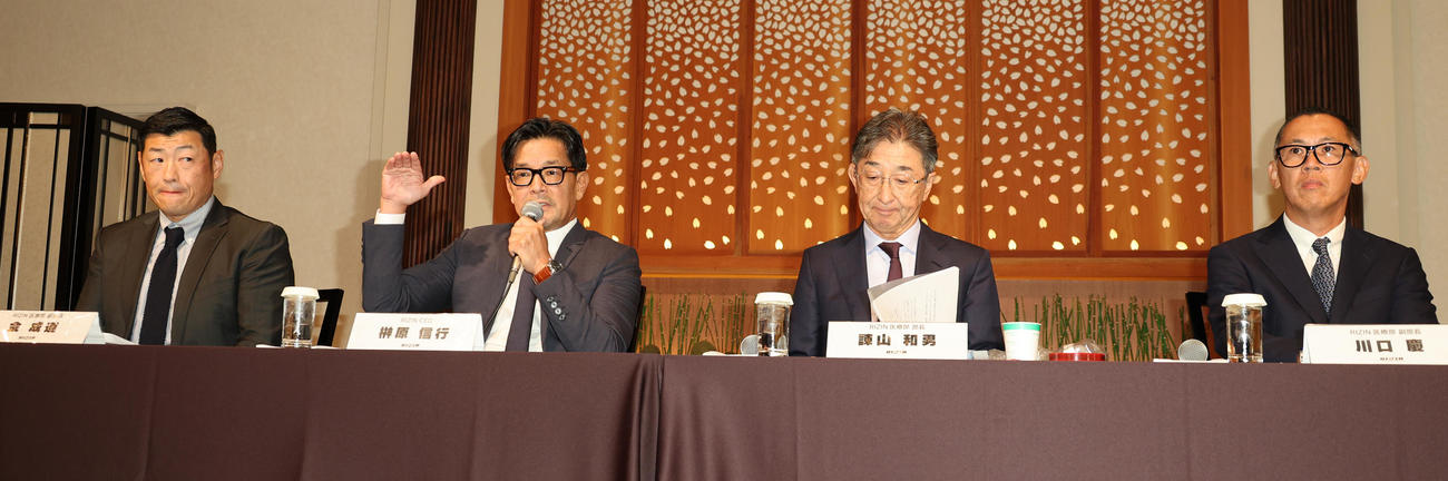 会見するRIZIN関係者。左から医療部金成道副部長、榊原信行CEO、医療部諫山和男部長、医療部川口慶副部長（撮影・中島郁夫）