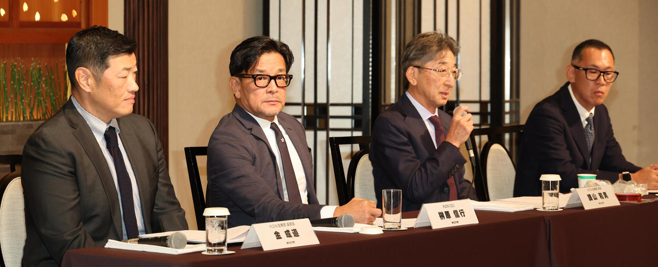 会見するRIZIN関係者。左から医療部金成道副部長、榊原信行CEO、医療部諫山和男部長、医療部川口慶副部長（撮影・中島郁夫）