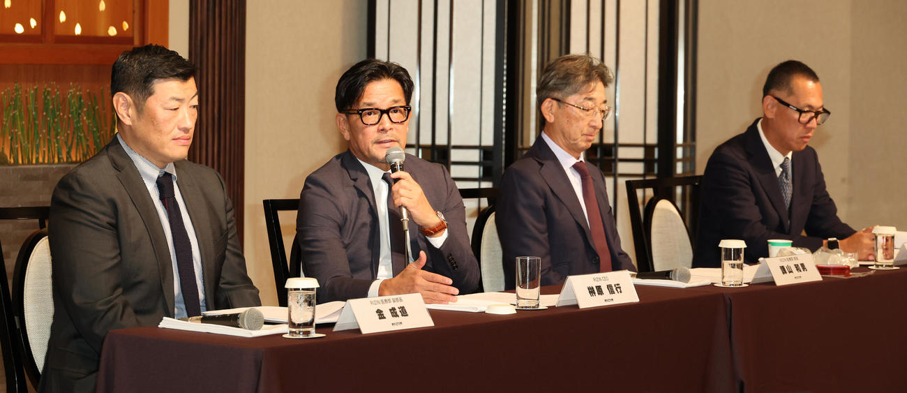 会見するRIZIN関係者。左から医療部金成道副部長、榊原信行CEO、医療部諫山和男部長、医療部川口慶副部長（撮影・中島郁夫）