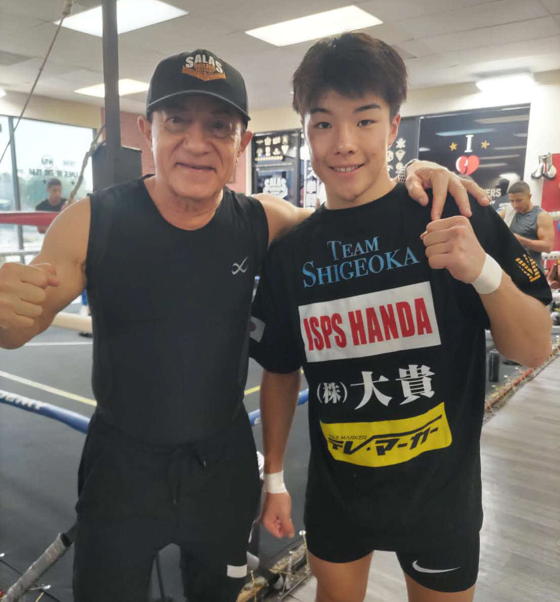 イスマエル・サラス・トレーナーのもとで合宿している22年全日本選手権バンタム級覇者の横山葵海（ワタナベジム提供）