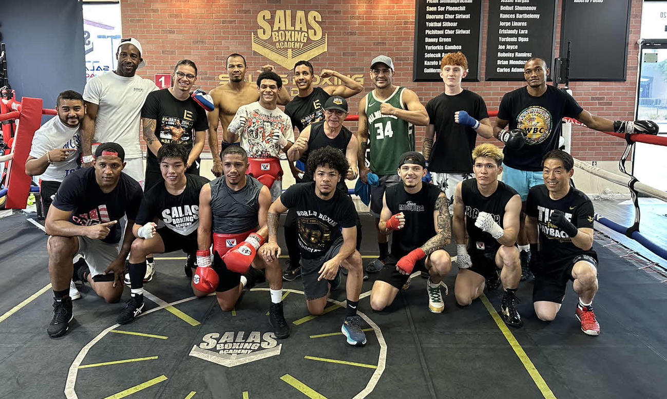米ラスベガス合宿中の宇津木秀（最前列右から2番目）と横山葵海（同左から2番目）（ワタナベジム提供）