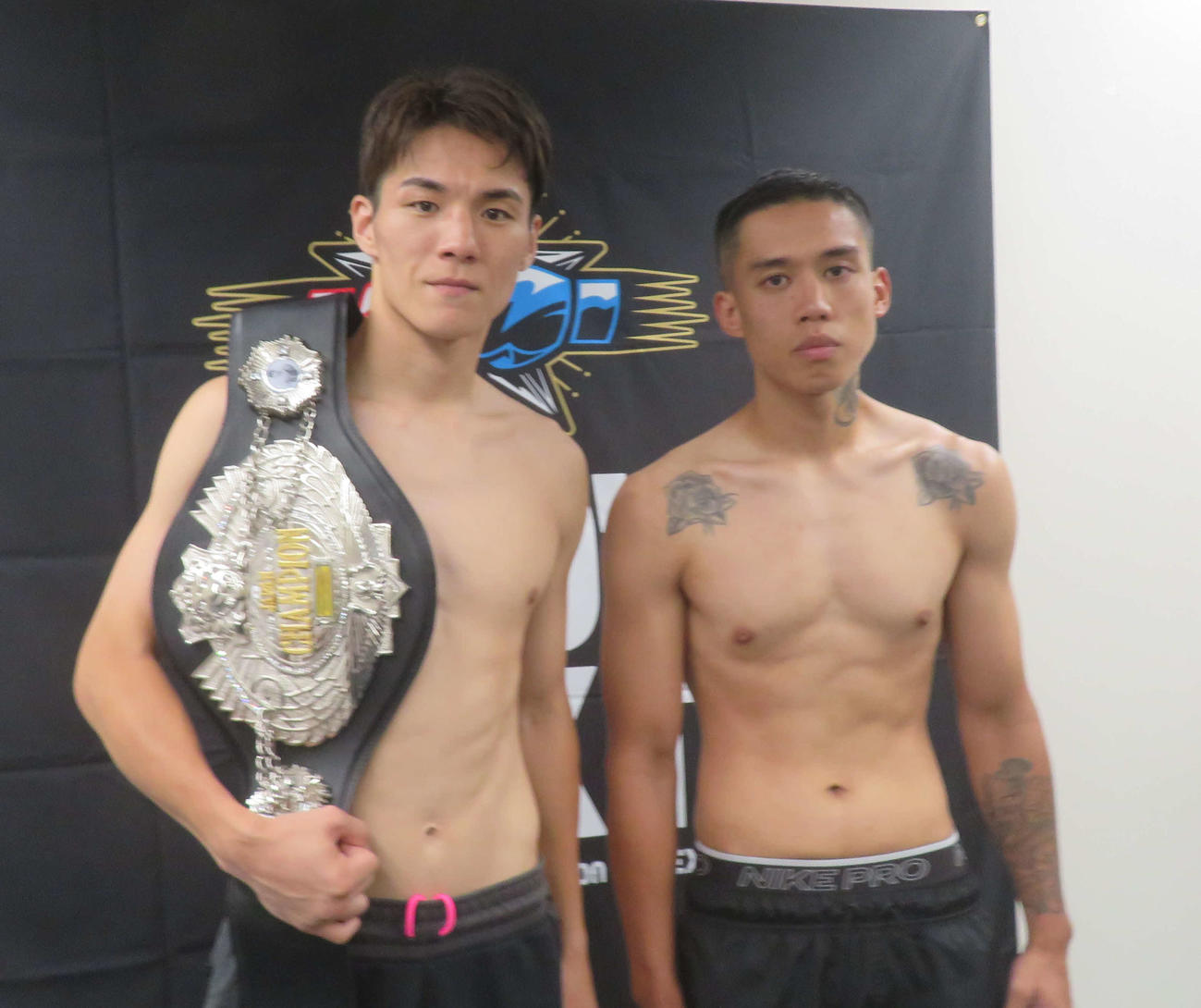 日本スーパーライト級タイトルマッチの計量をクリアした王者李健太（左）と同級9位山本ライアンジョシュア