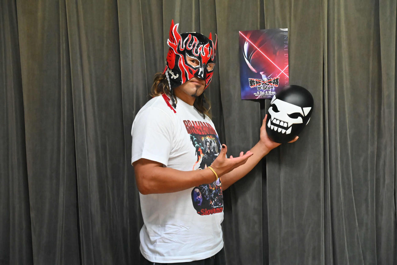 戦闘員Fのマスクを持つエル・デスペラード　（C）新日本プロレス