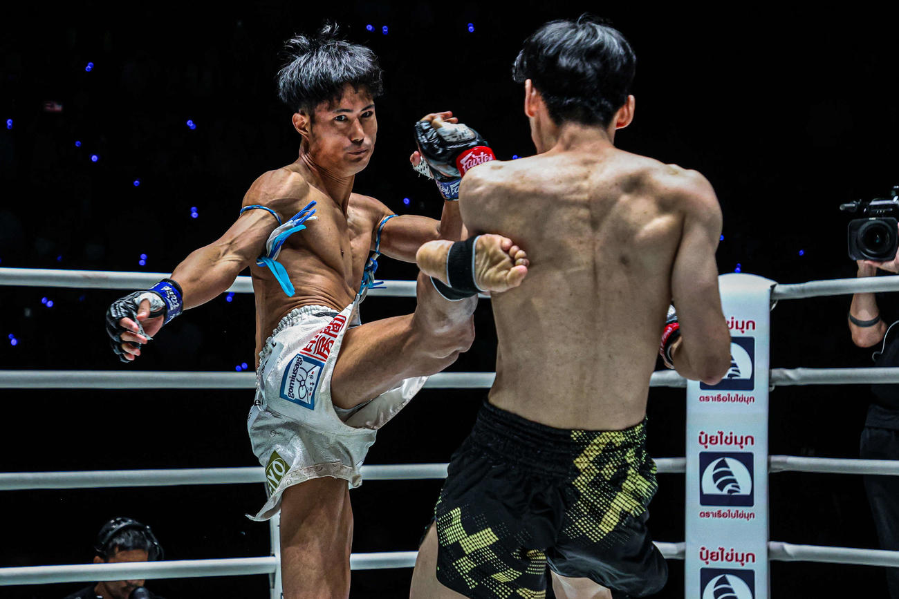 シンにキックを放つ重森陽太（左）　（C）ONE Championship