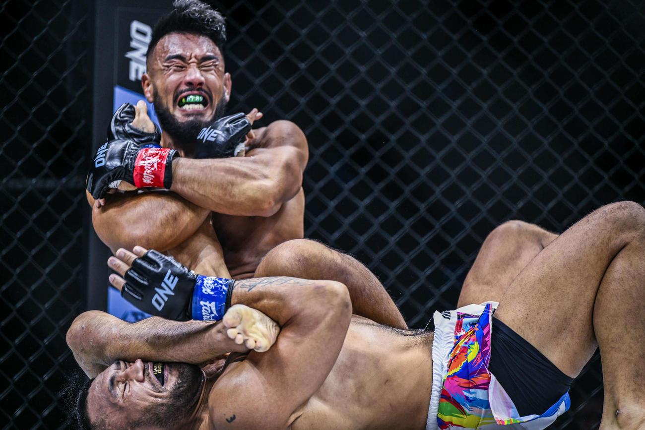 手塚裕之が腕を極めかけた場面もあったが　（C）ONE Championship