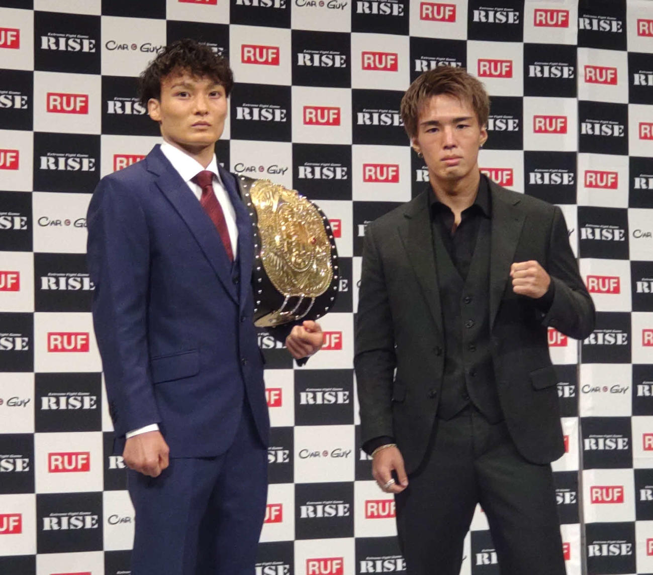 RISE世界バンタム級王座戦で戦う王者・志朗と挑戦者・田丸辰（右）