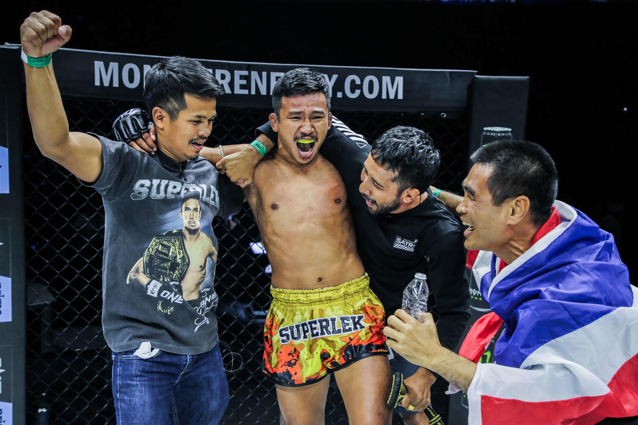 仲間と勝利をよろこぶスーパーレック（左から2人目）　（C）ONE Championship