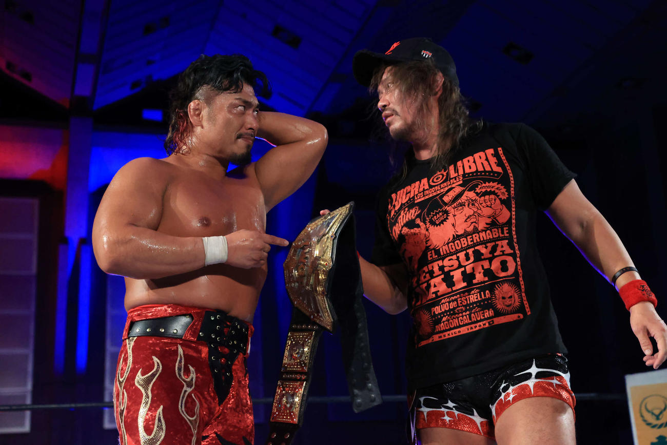 王座戦を実現させることを誓い合った鷹木信悟（左）と内藤哲也　（C）新日本プロレス