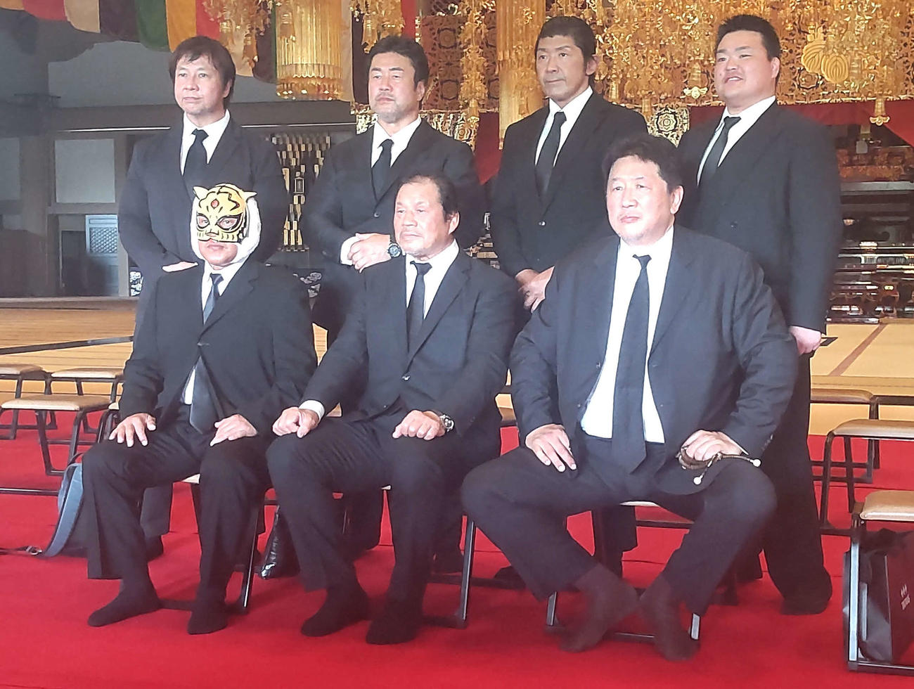 アントニオ猪木さん三回忌法要に出席した（前列左から）タイガーマスク、藤波辰爾、前田日明、（後列左から）小島聡、佐々木健介、船木誠勝、澤田敦士