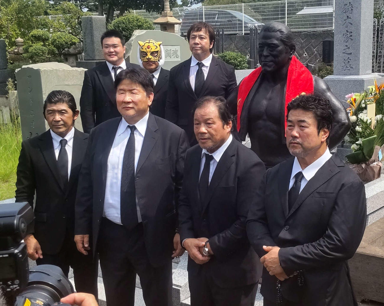 猪木さんの墓前に集まった（前列左から）船木誠勝、前田日明、藤波辰爾、佐々木健介（後列左から）澤田敦士、タイガーマスク、小島聡