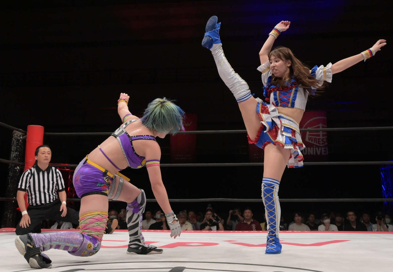 東京女子プロレス　遠藤有栖にFinallyを決める荒井優希（東京女子プロレス提供）