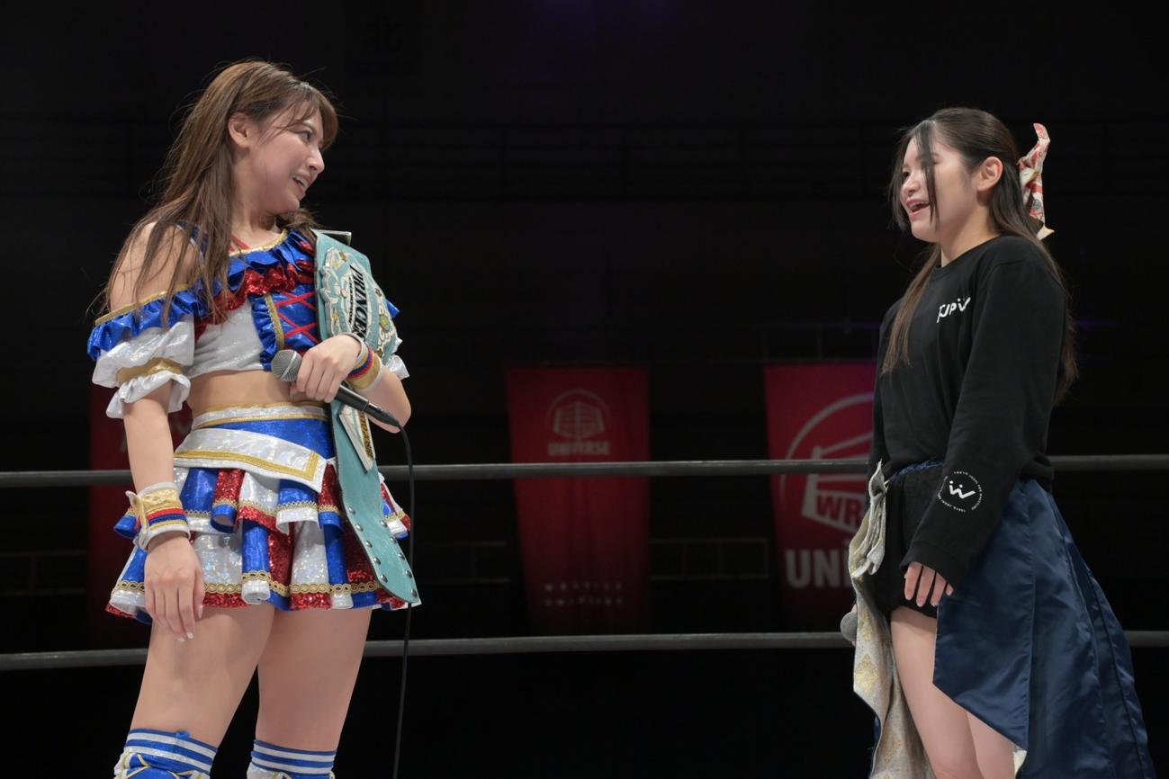 東京女子プロレス　インターナショナル・プリンセス王座V4を達成した荒井優希（左）は宮本もかの挑戦を受ける（東京女子プロレス提供）