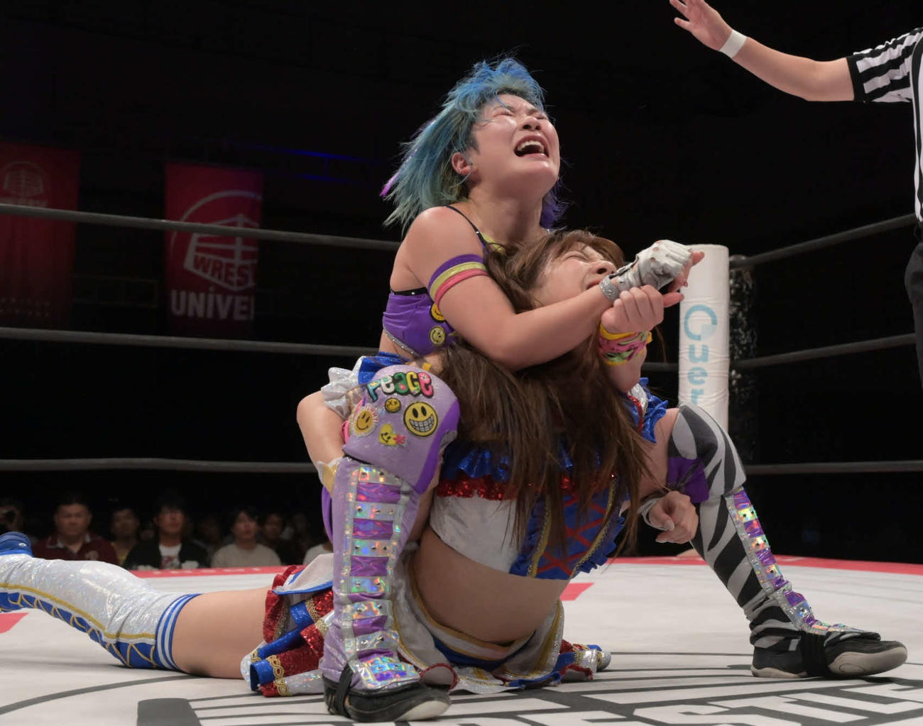 東京女子プロレス　遠藤有栖のキャメルクラッチに苦しむ荒井優希（東京女子プロレス提供）
