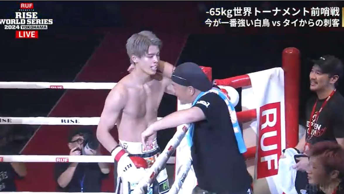勝利後にTEPPEN GYMの那須川代表と抱き合う白鳥大珠　（C）ABEMA