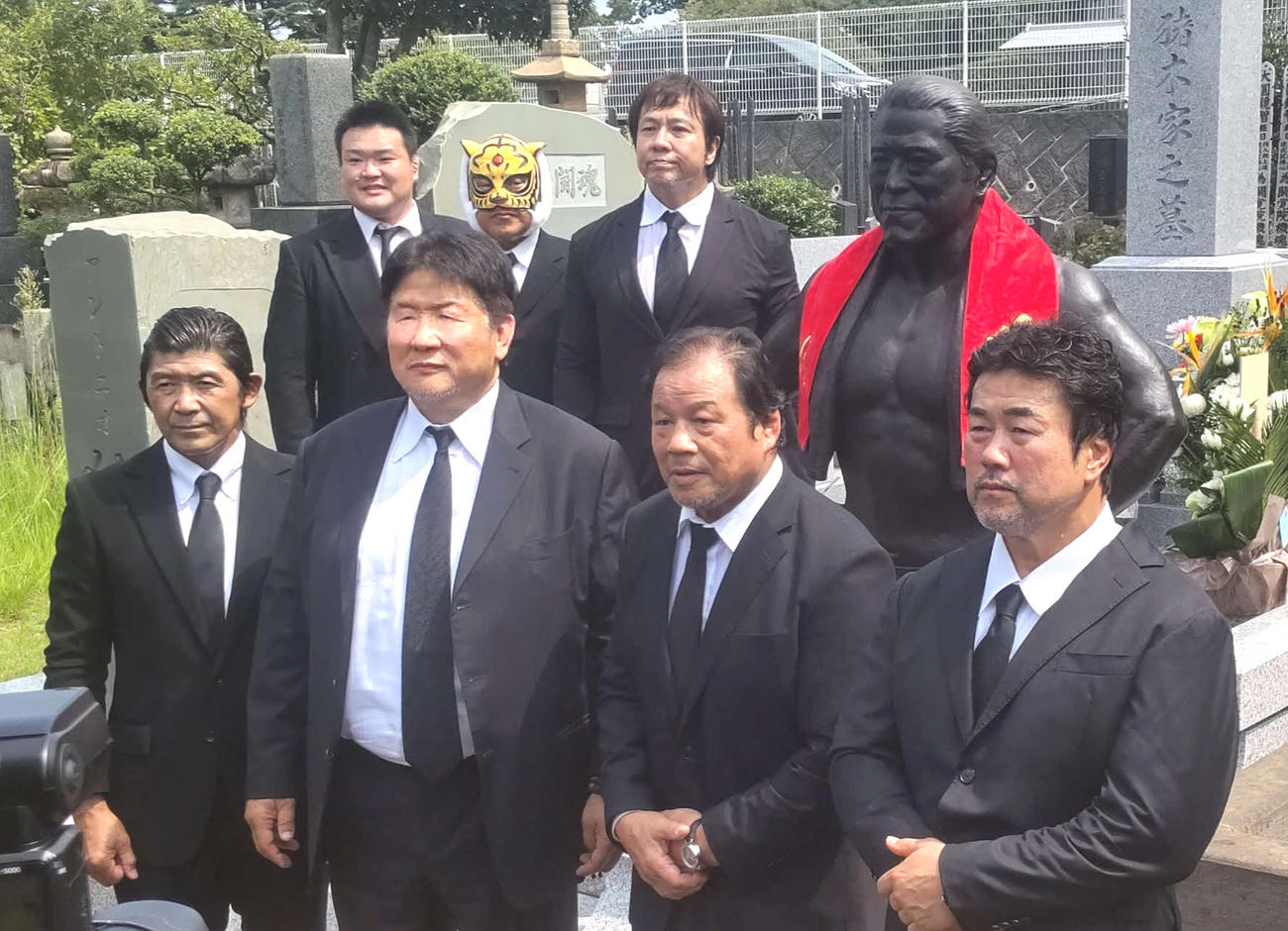 猪木さんの墓前に集まった（前列左から）船木誠勝、前田日明、藤波辰爾、佐々木健介（後列左から）澤田敦士、タイガーマスク、小島聡