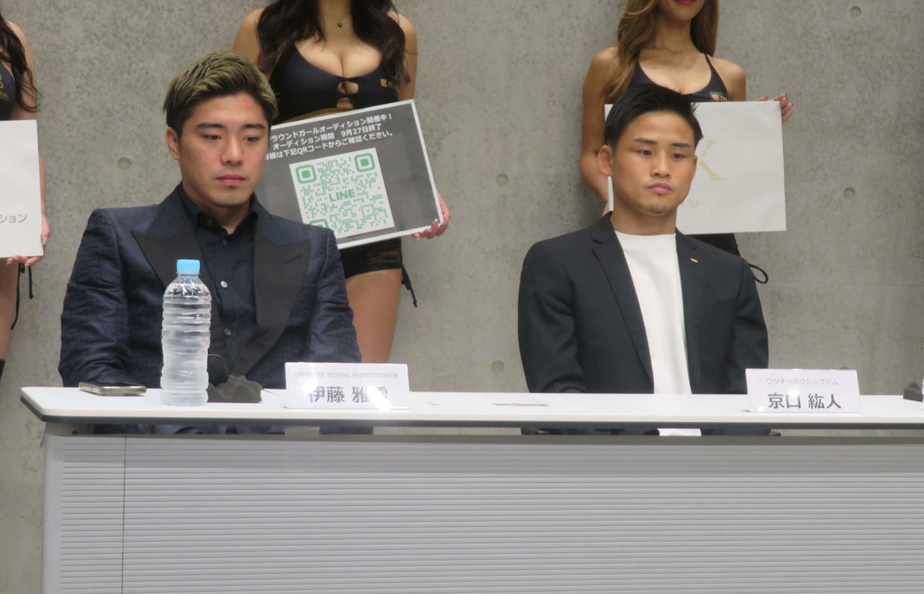 10月13日、ビンス・パラスとの再戦に臨む京口紘人（右）。左は元WBO世界スーパーフェザー級王者の伊藤雅雪氏