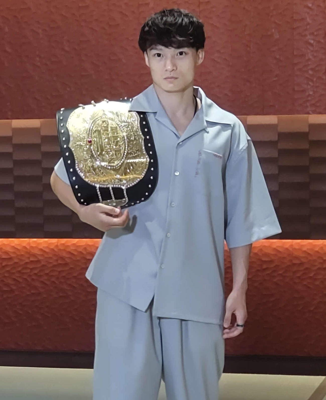 伸筋腱脱臼を告白した志朗