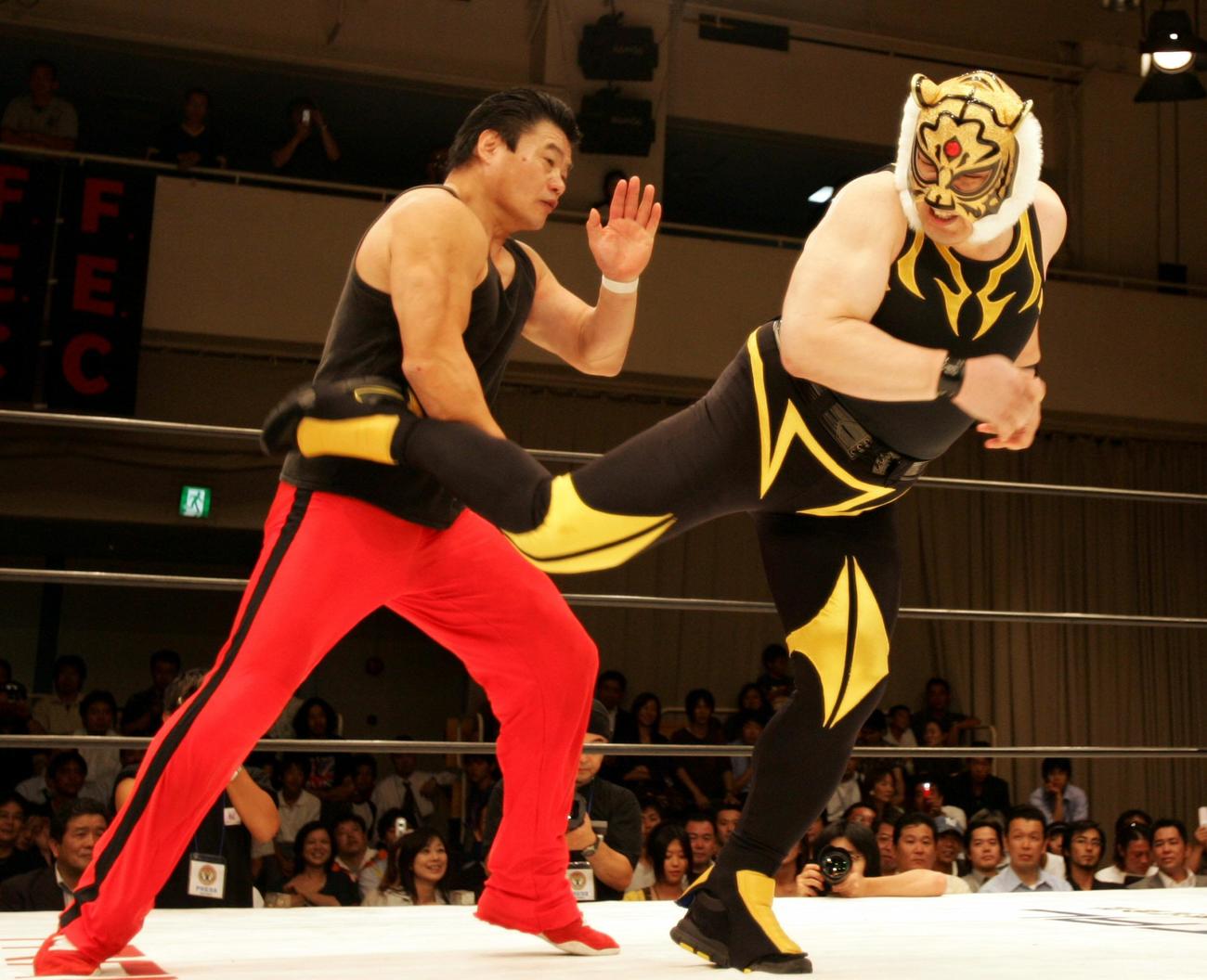 初代タイガーマスク（右）のローリングソバットを受ける小林邦昭さん（07年9月撮影）